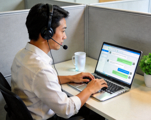 客服人员通过电脑和耳机为客户提供专业在线支持的场景